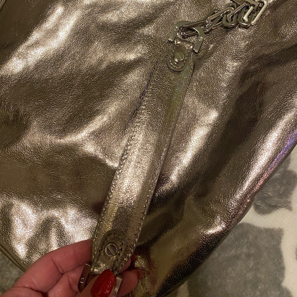 Tory Burch NO FLAWS metallic crossbody/tote/satchel bag. Detachable strap. - Picture 7 of 11